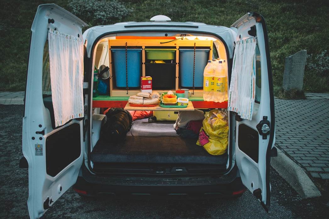Ein gemütlicher Campervan mit voll ausgestatteter Küche, bereit für ein unvergessliches Roadtrip-Erlebnis in Island.