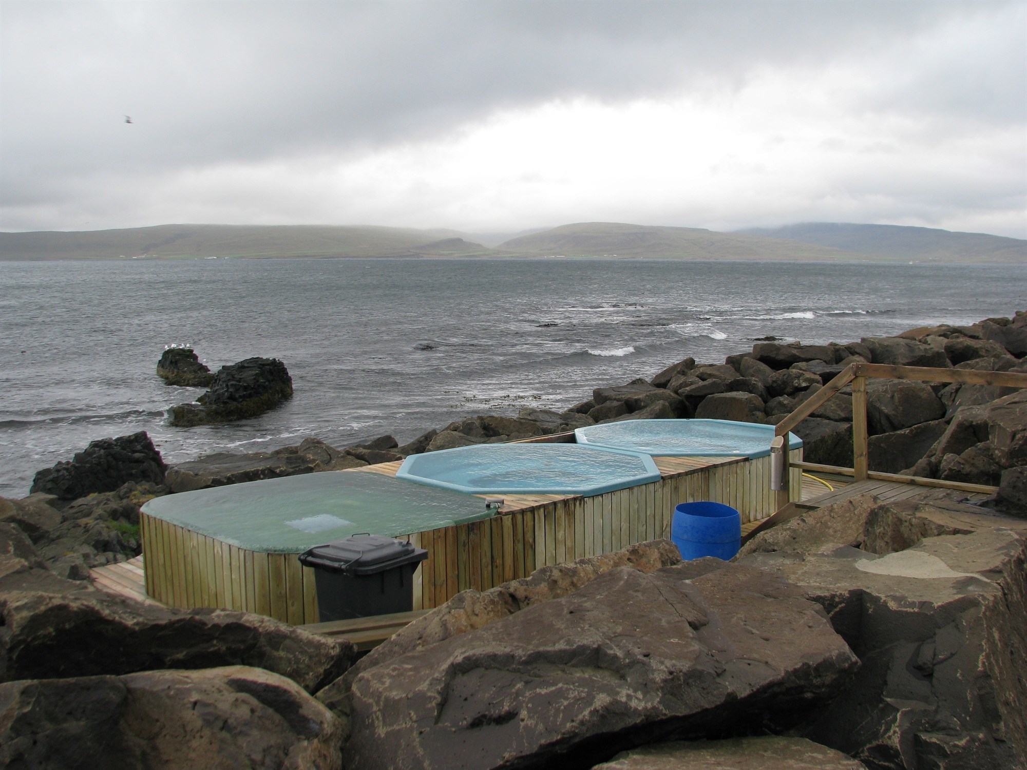 Drangses hot tubs in front of the sea in Iceland