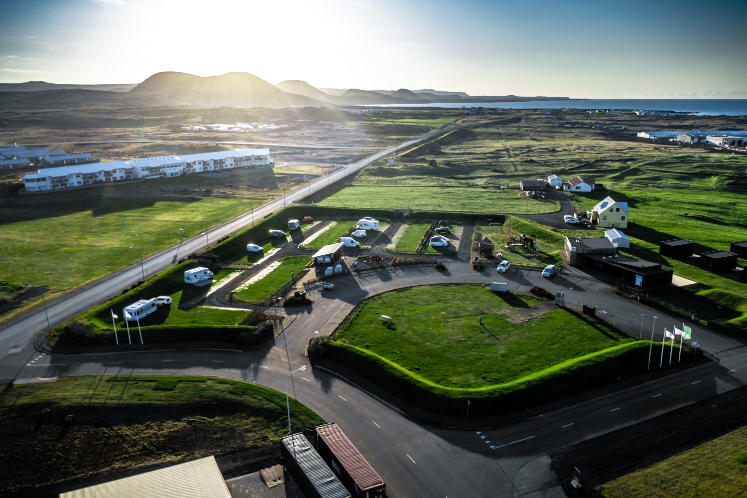 Luftaufnahme vom Campingplatz Grindavík in Island bei Sonnenuntergang, perfekt gelegen für Vulkanabenteuer.